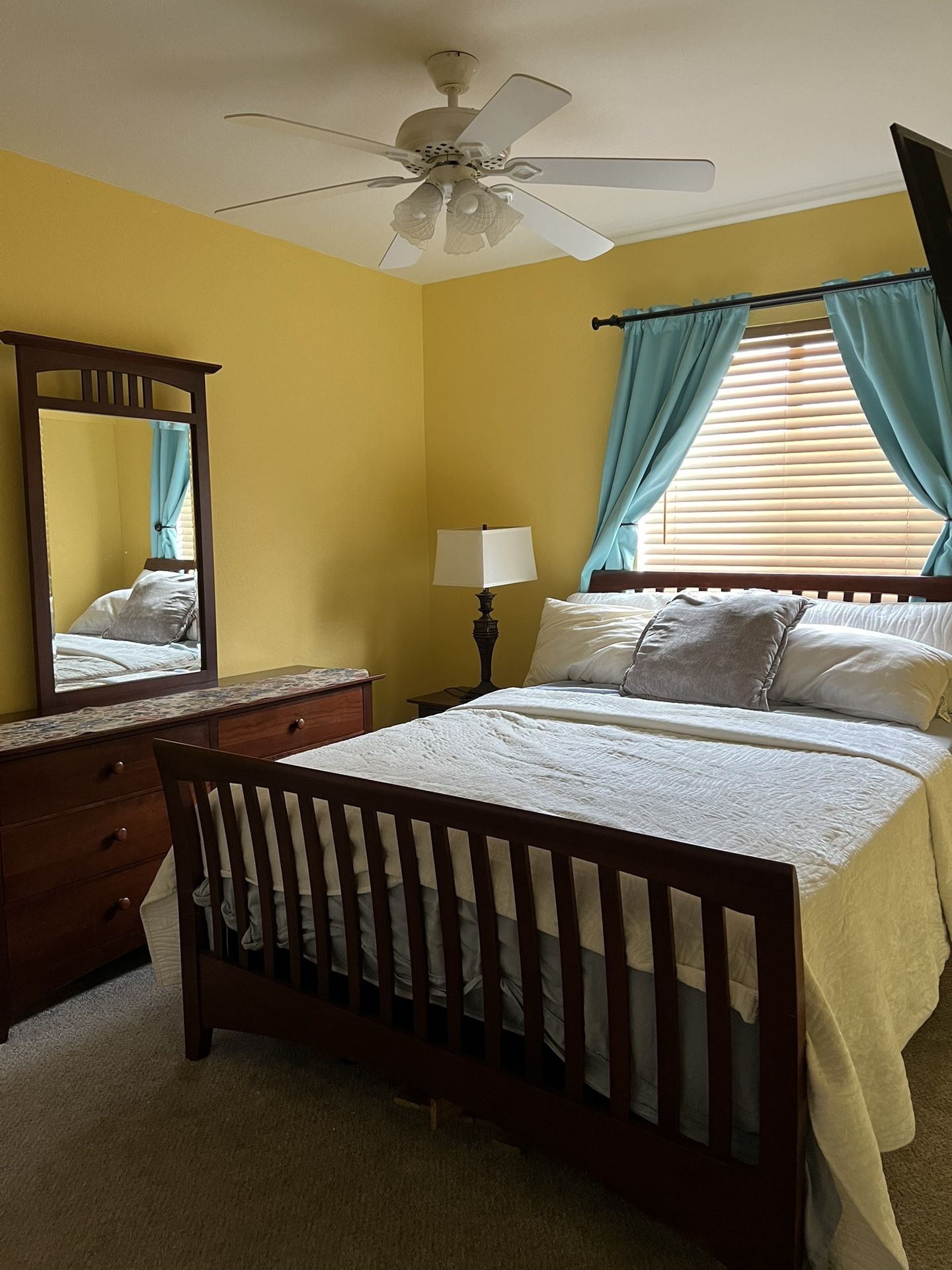 Mahogany Is 5pc Queen Bedroom Set