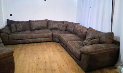 Like New !!!
Franklin Corp. Multi-Piece Wrap-Around Sectional Sofa & Loveseat Set
