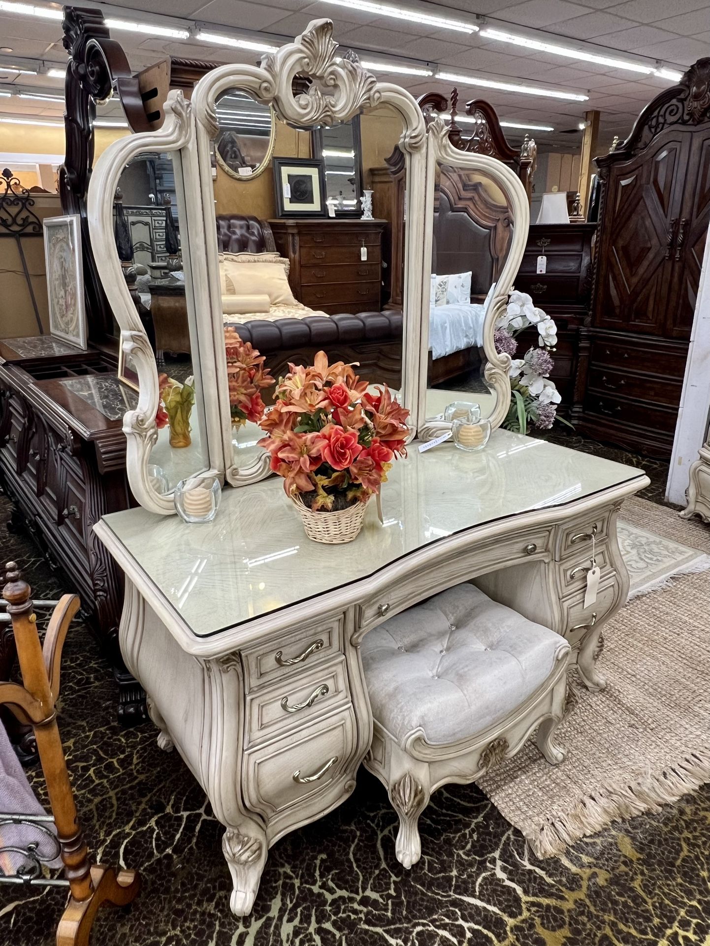 AICO By Michael Amini Platine De Royale VANITY - NY