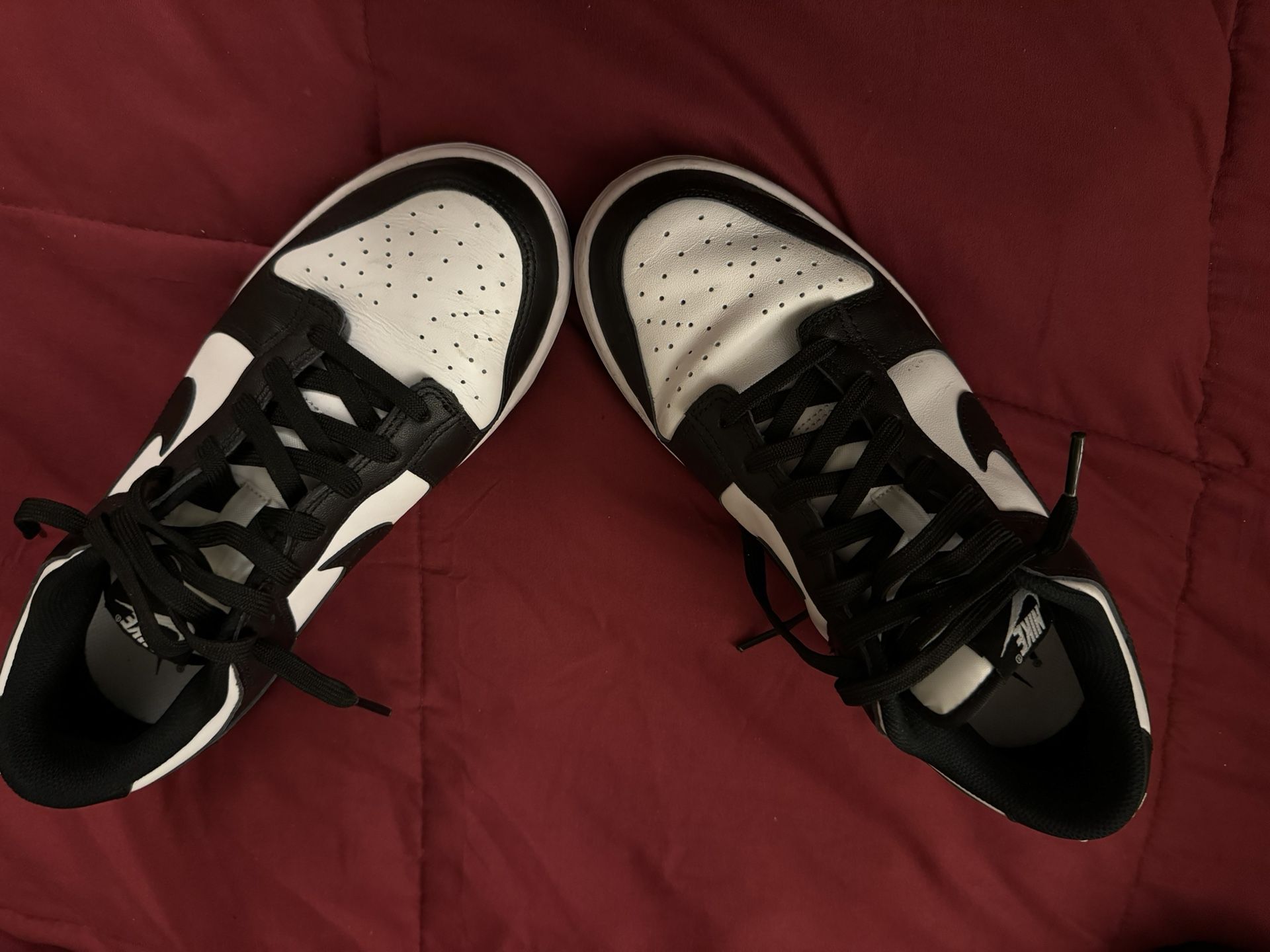 NIKE DUNKS SB - LOW SIZE 9 BLACK & WHITE