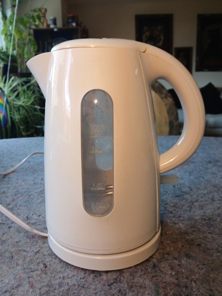 Walmart 1.7-Liter Plastic Electric Kettle, White
The Walmart 1.7-Liter Plastic Electric Kettle in white is a convenient water kettle designed for qu