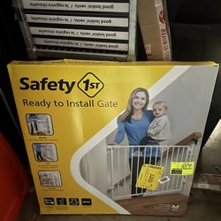Safety 1st Ready to Install Gate, Fits between 29" and 42" - Top of the stairs