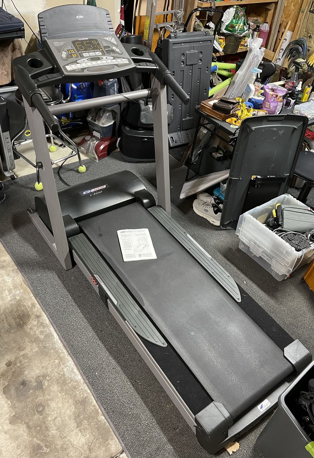 Treadmill - Reebok V4000 - Great Condition! ( First Come First Serve)