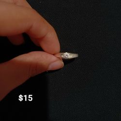 silver ring with white stone/ anillo de plata con piedra blanca