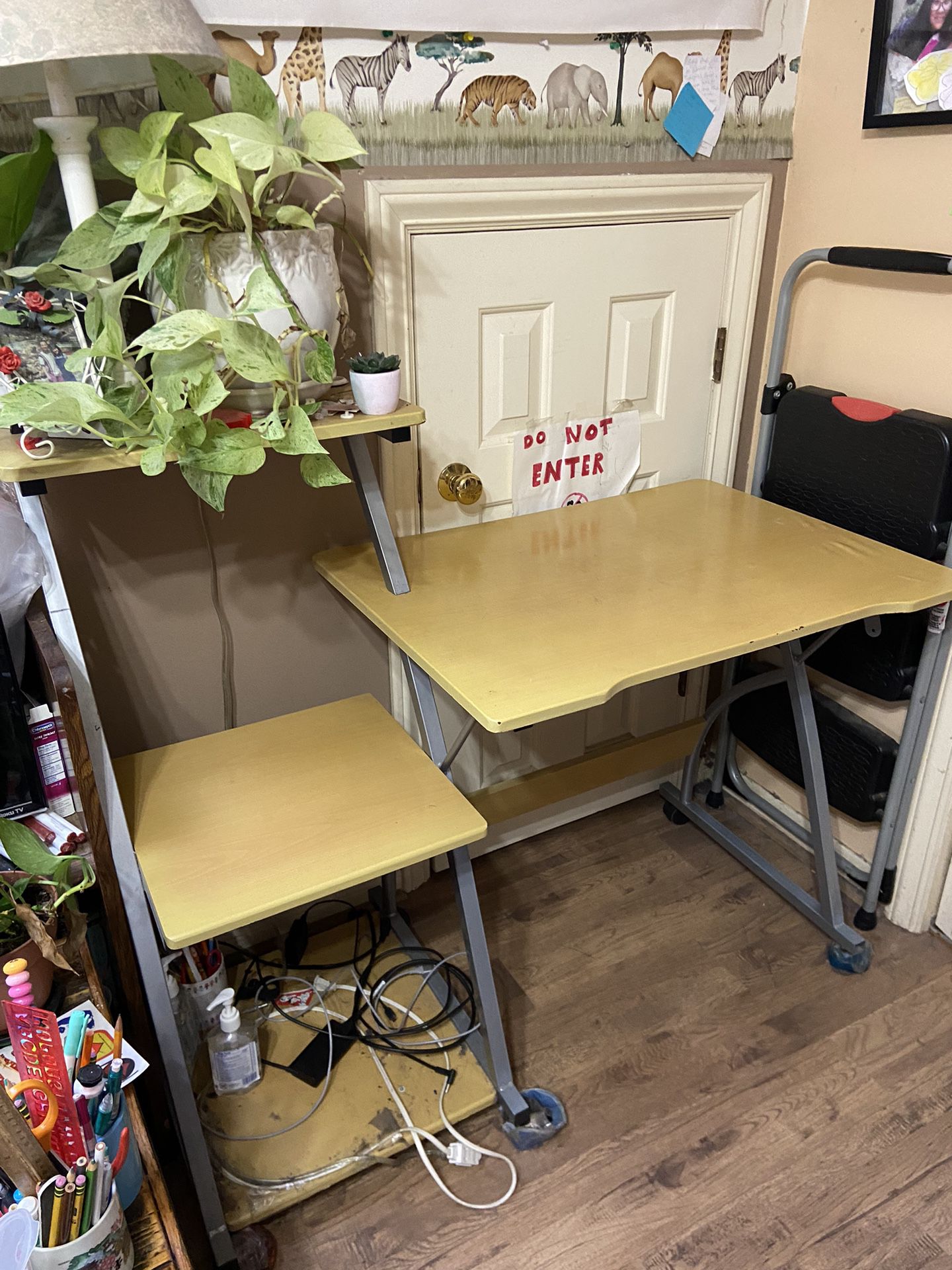 FREE!!! DESK WITH SHELVES AND WHEELS