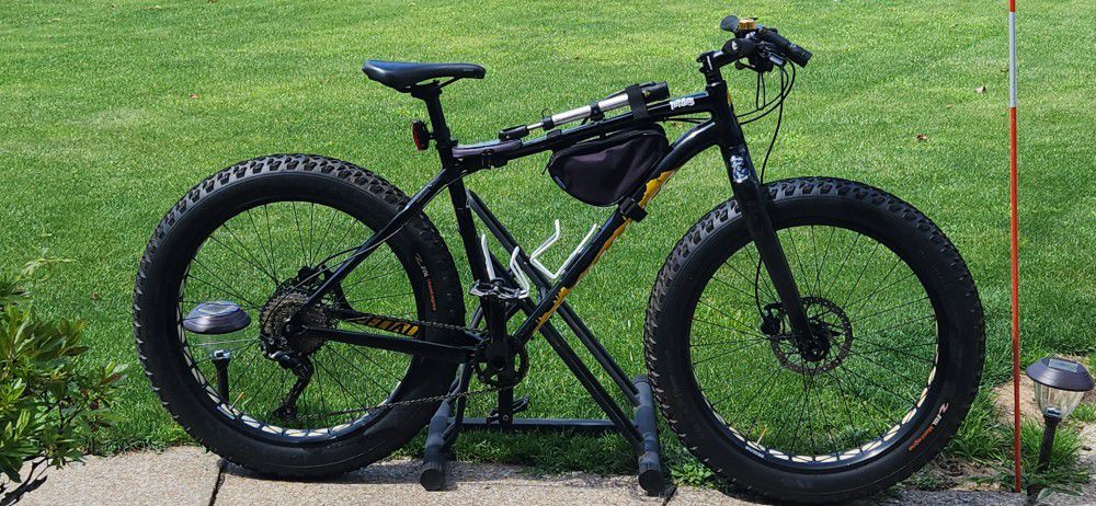 SPECIALIZED FATBIKE - LARGE FRAME - DEORE XT COMPONENTS - CARBON FORK - ACCESSORIES INCLUDED