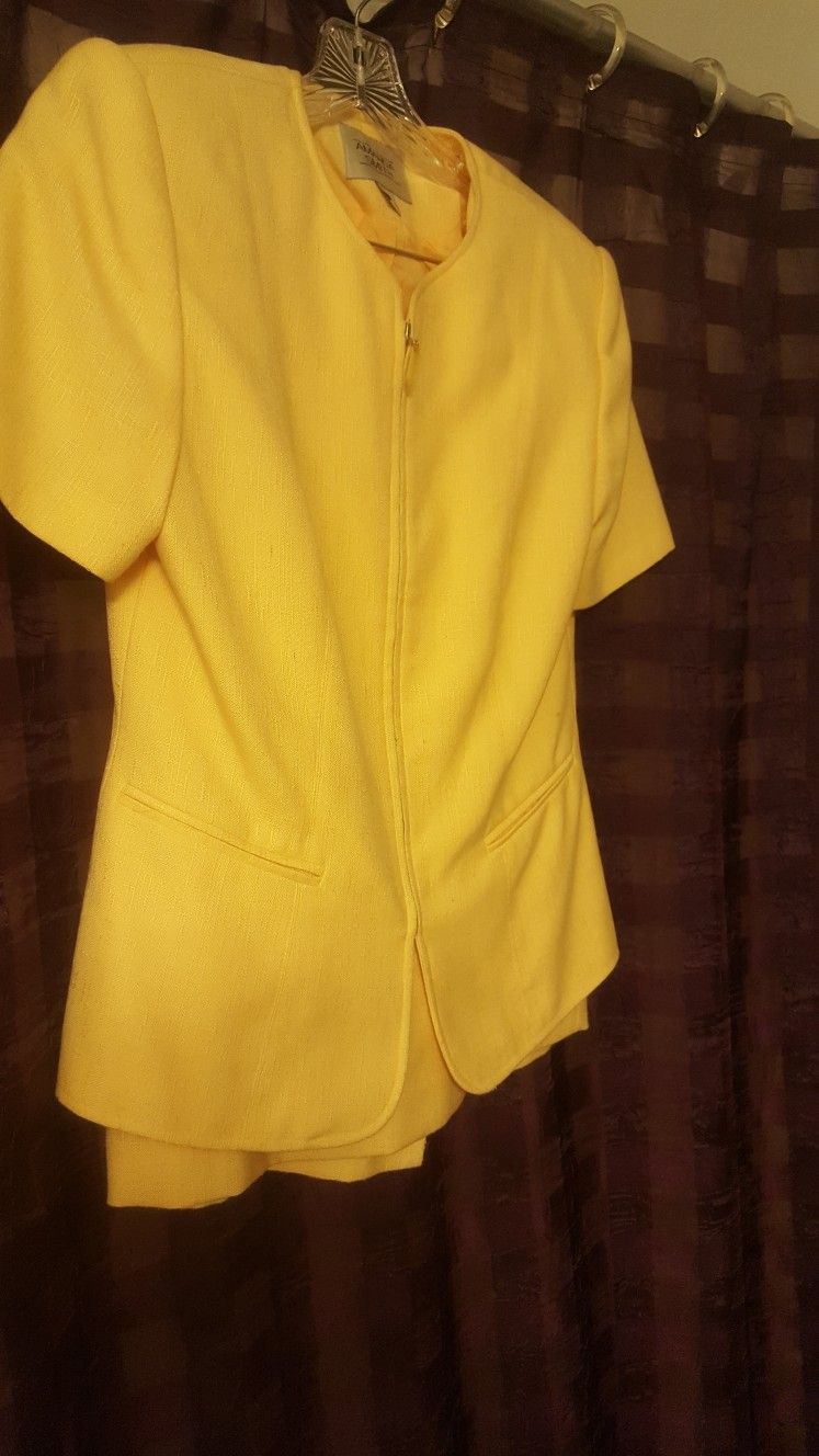 Sz 10 Yellow Short Sleeve Suit. Amanda Smith.