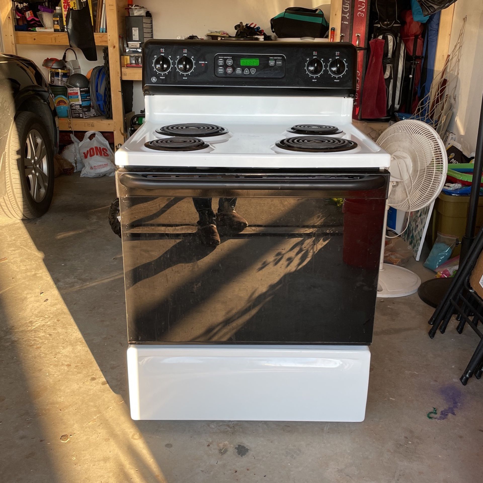GE Electric Oven/Stove with Bottom Drawer Storage