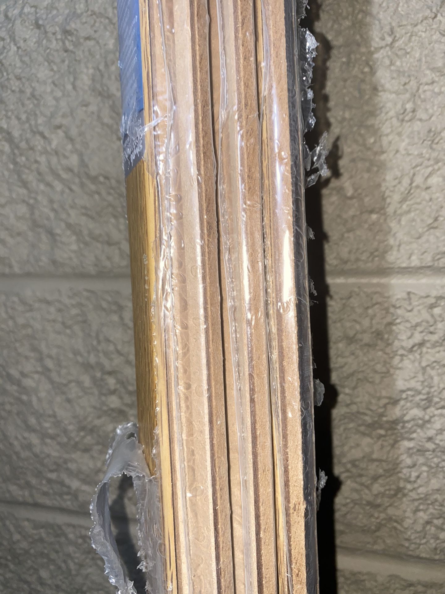 • Provides one solution for four different molding needs - hard surface reducer, T-moulding, carpet transition and end molding • Assembles in second