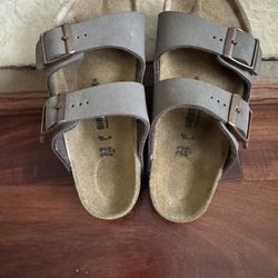 New Kid Birkenstock Size 33 . Brown Color.