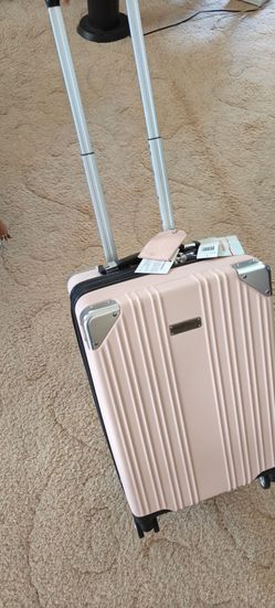 Samantha Brown Carry On Luggage 
Color : Light pink 
Size : 13.5 ＂ W x 9.5 ＂to 10.5 ＂D x 21.5 ＂H
Brand New