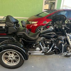 2011 Harley-Davidson FLHTCUTG Tri-Glide