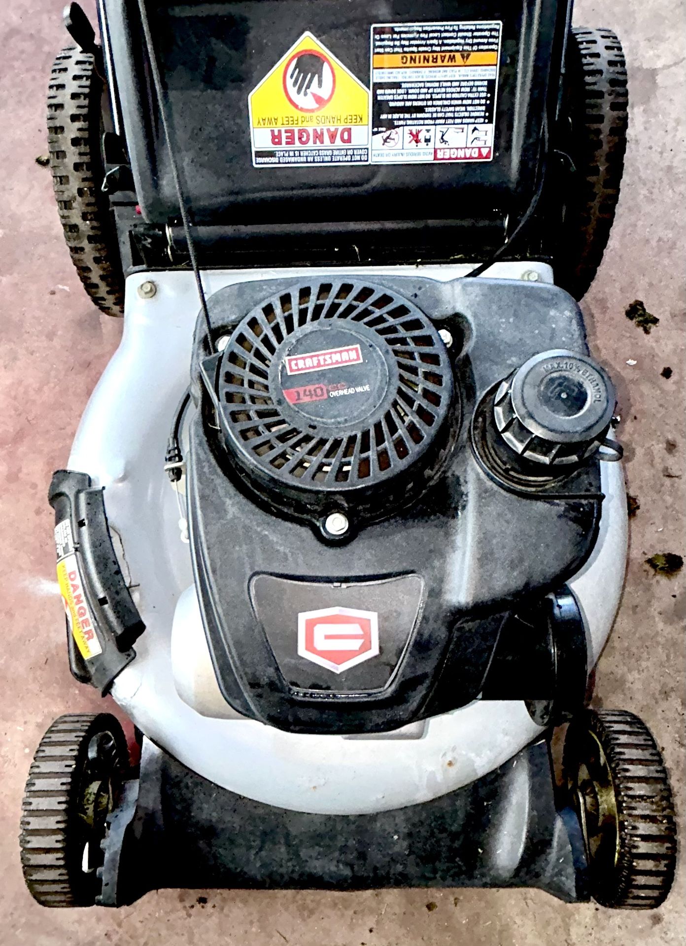 CRAFTSMAN Push Lawn Mower    LIKE NEW    LIGHTWEIGHT  Includes Grass Catching Bag    STARTS EASY   RUNS GREAT    NO ISSUES