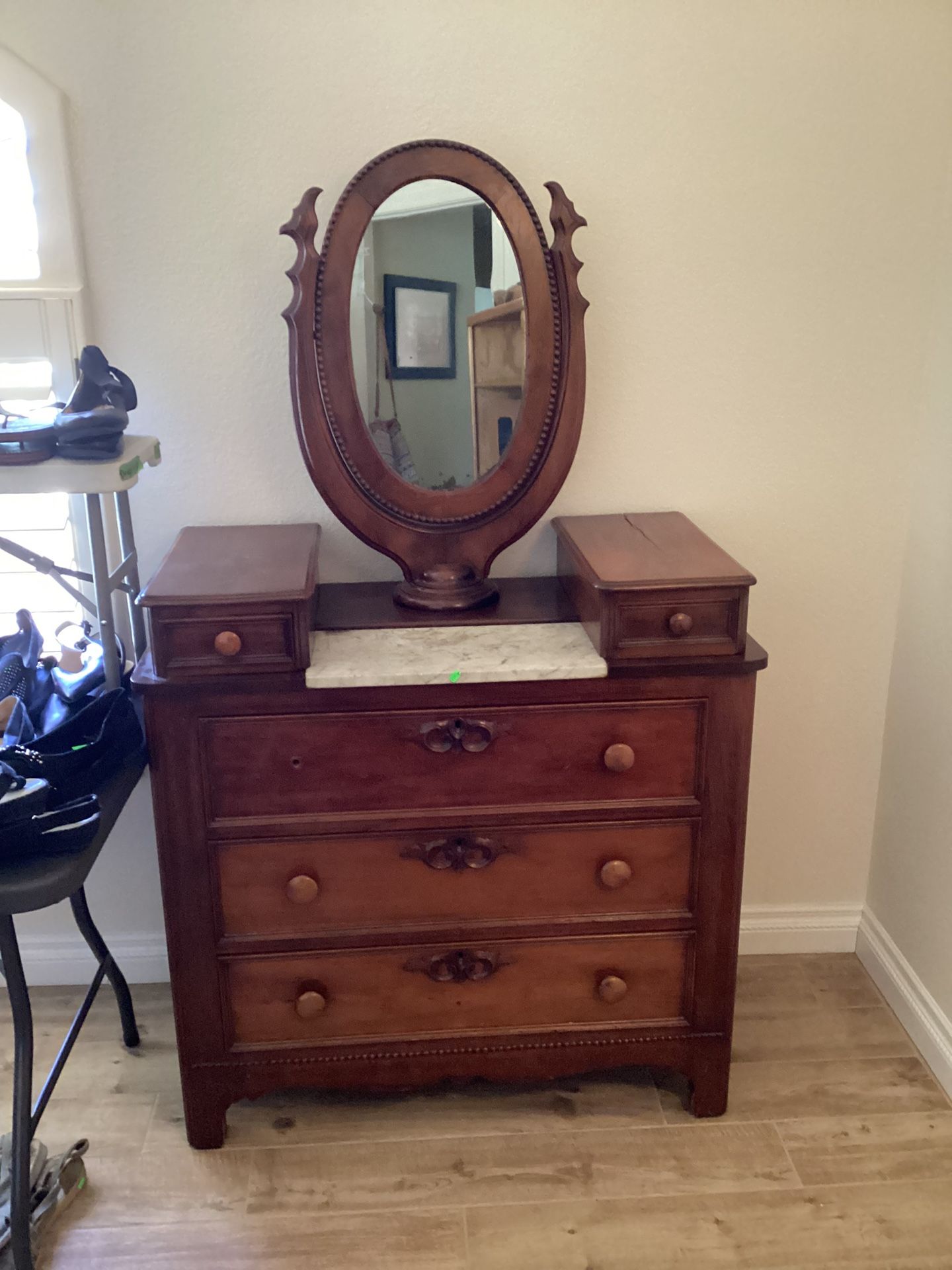 Antique Spiegel Thomas & Co. Dresser