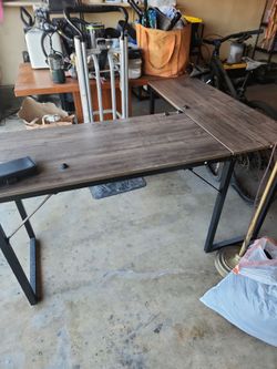 Corner desk