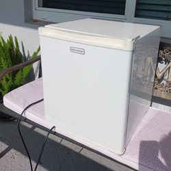 Emerson Mini Fridge With Ice Box White