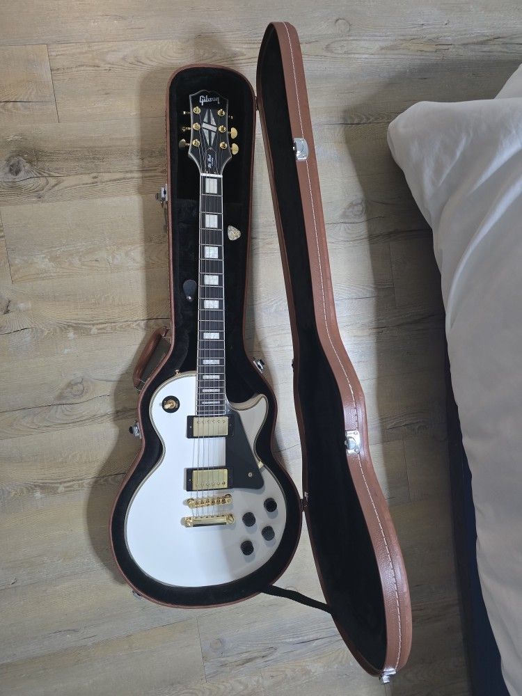 Epiphone Les Paul Custom by Gibson with gold hardware,Marshall Amp,strings,har case,wireless transmitters.