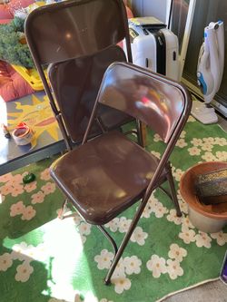 Set of 2 brown folding chairs