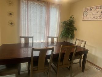 Dining Room Table & 6 Matching Chairs