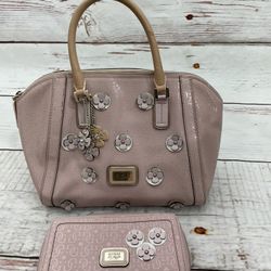 GUESS Pink Logo Wallet w/ Floral Accents & Gold Hardware | Trifold and purse 