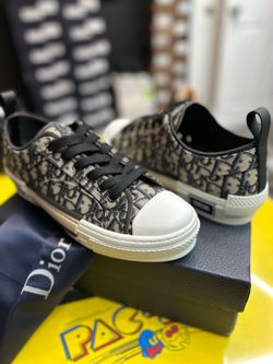 LOW TOP DESIGNER SHOE