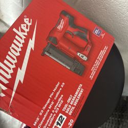 Milwaukee M12 Gauge Nailer 