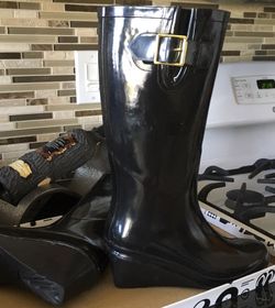 Rain shoes black size 6