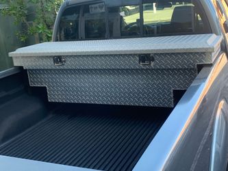 Truck tool box