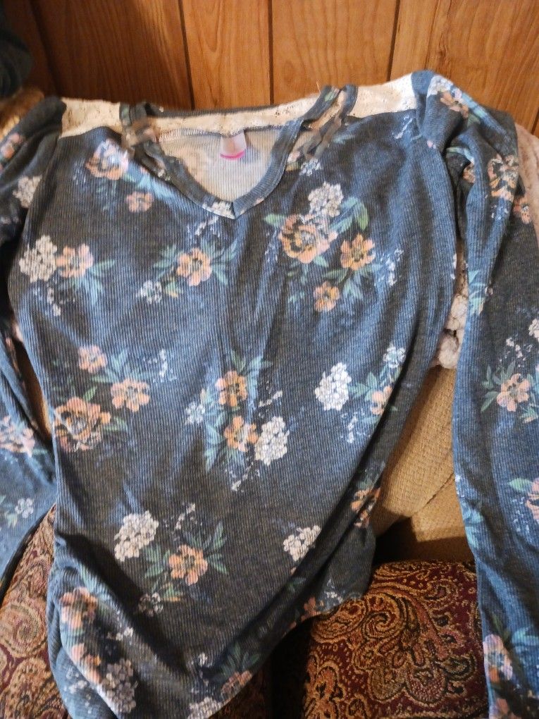 Women's Shirt Size Medium