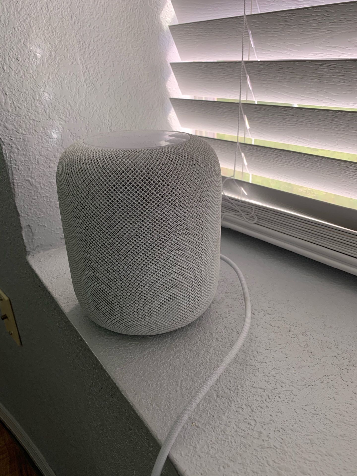 White Apple HomePod