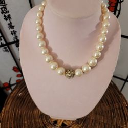 VINTAGE COSTUME JEWLER WITH PEARLS LARGE TO SMALL W/JEWELED BALL IN CENTER 1985