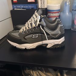 MENS SKECHERS SIZE 9.5