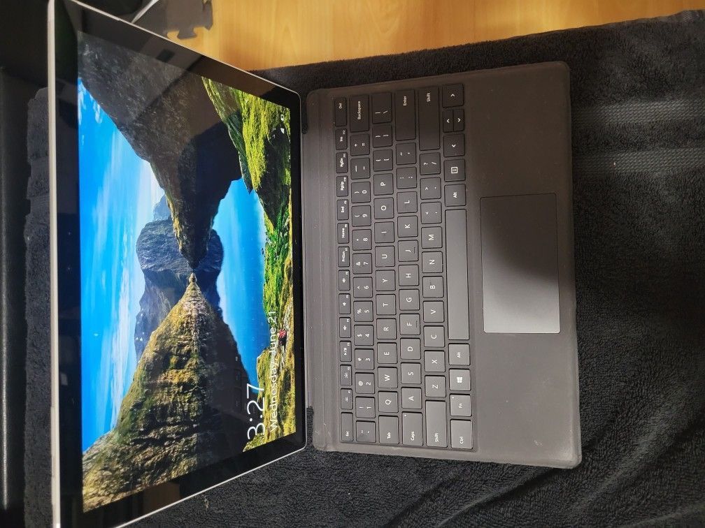 Microsoft Surface Pro 5th Gen- 256gb SSD- i5-7300U- 16gb RAM- 64-bit