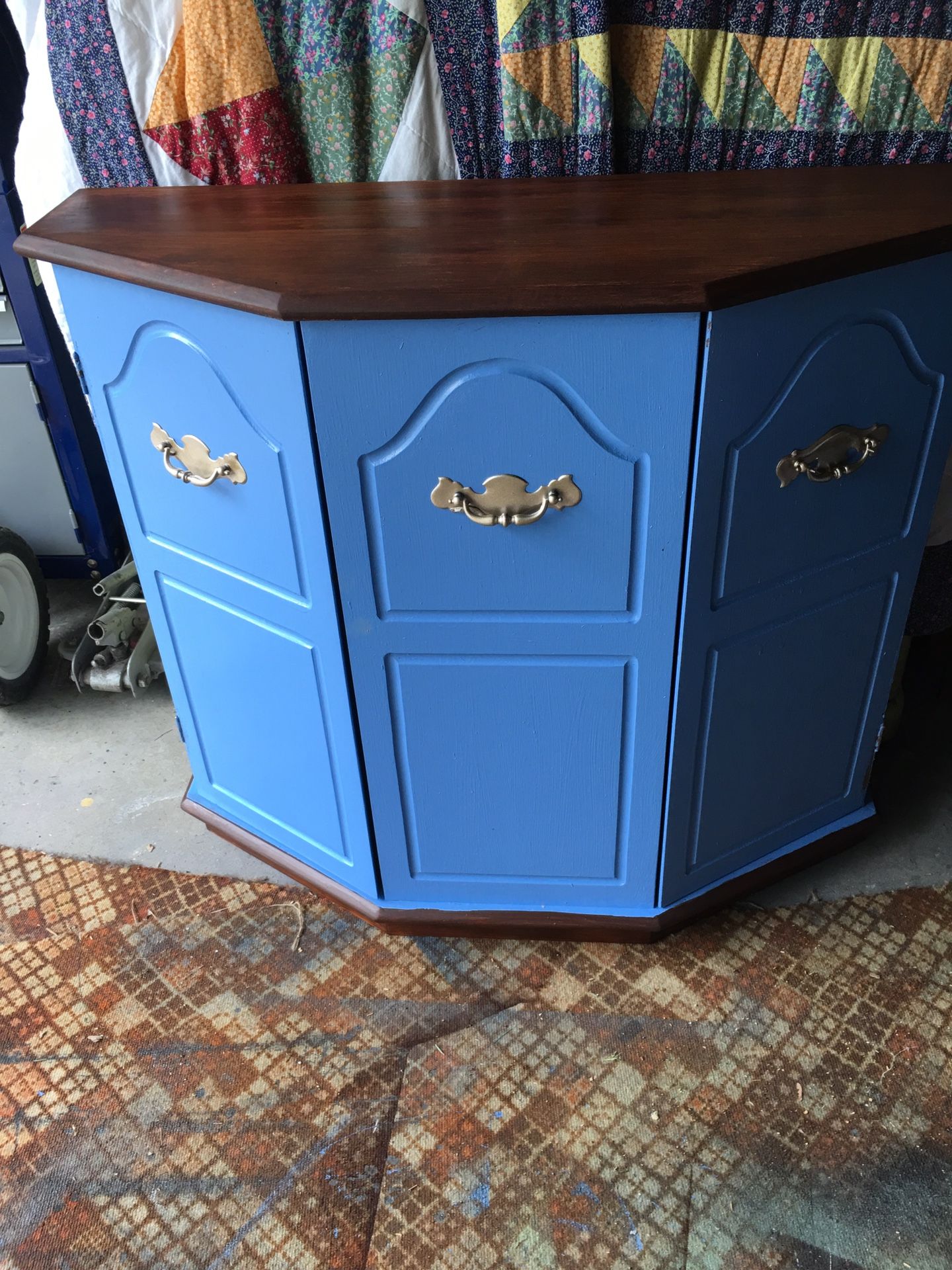 Pretty entry table in good condition pick up in Carroll.