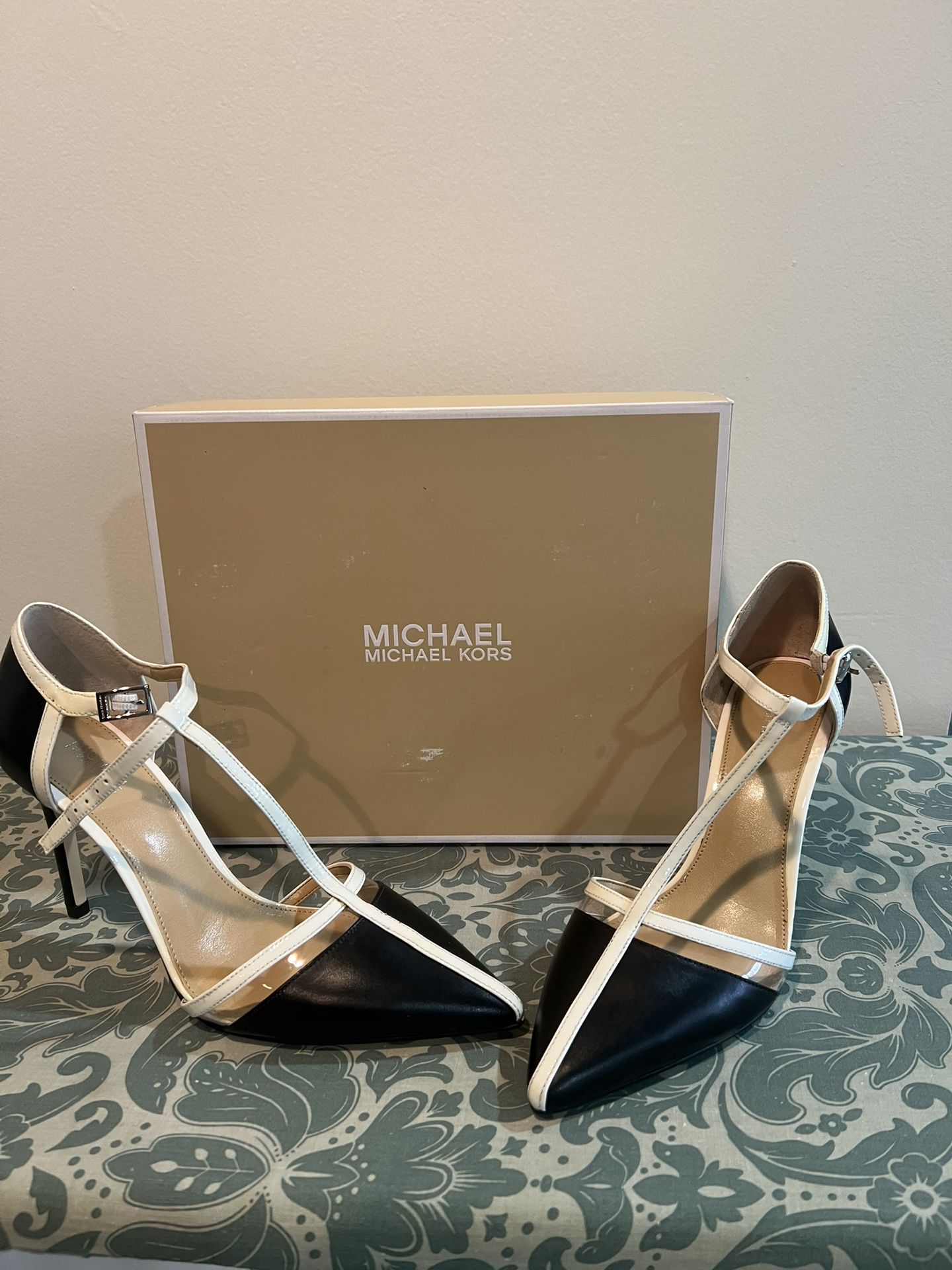 Michael Kors Strap Leather Shoes. Size 8