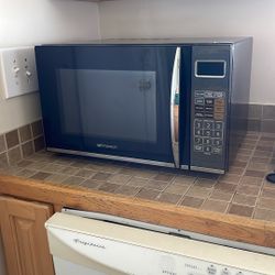 Emerson 1,100 Watt Microwave