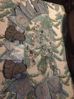 21 distintivos y una decoracion $3.00