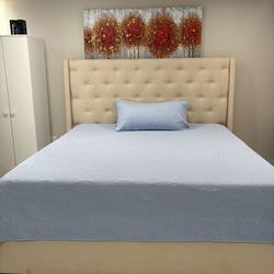 Bella cama King ! Incluye el colchón , ambos de muy buena calidad