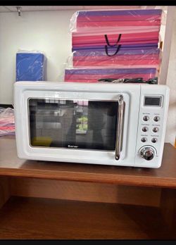 Brand New 0.7 Cu.Ft. 700W Retro Microwave Oven