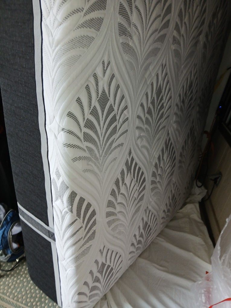 New King Serafina PerfectTemp 14" Gel Memory Foam Mattress