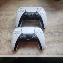 2 PS5 Controllers