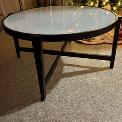 White And black round Table 
