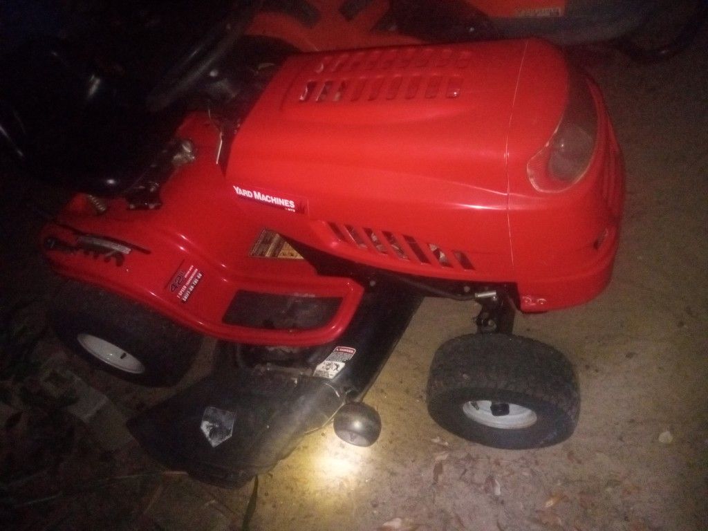 Yard Machine 42-in Lawn Tractor With A 16 And A Half Horse Briggs & Stratton