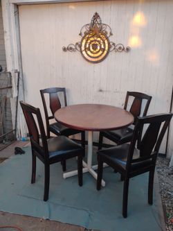 Exelente. Comedor 4 sillas