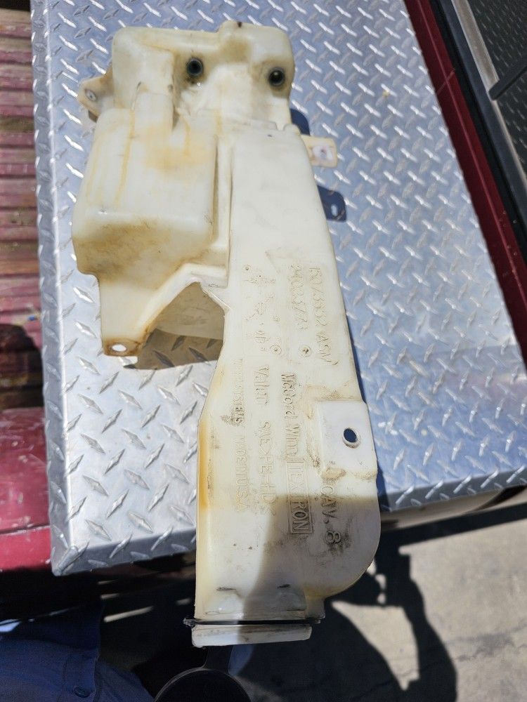 Windshield Fluid Reservoir