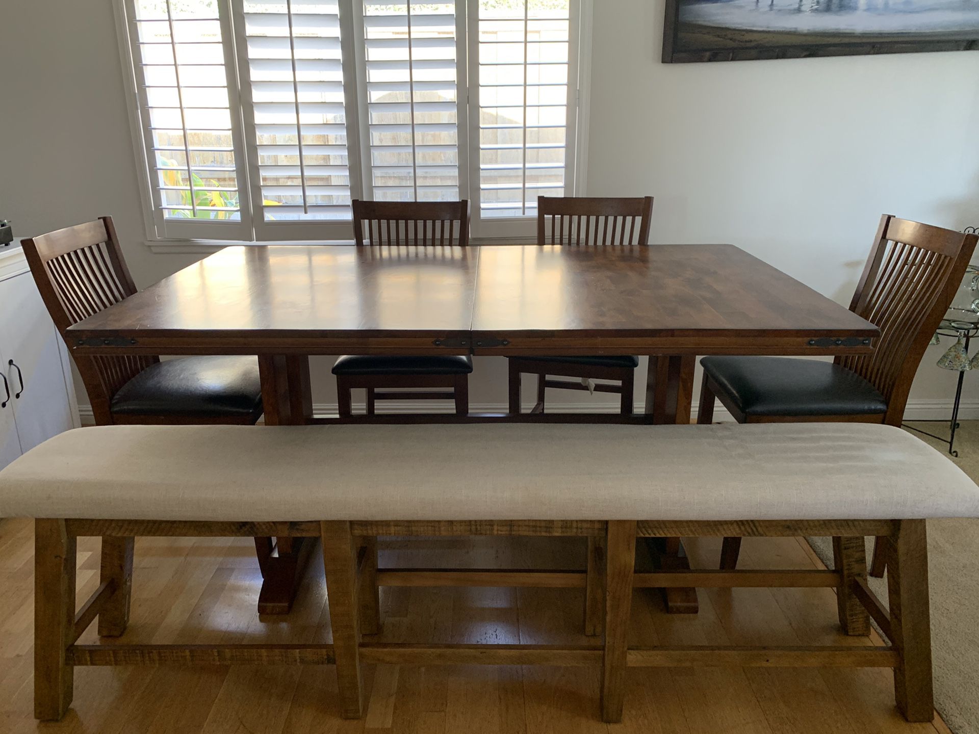 Table with 2 expansion leaves, 4 chairs and padded bench
