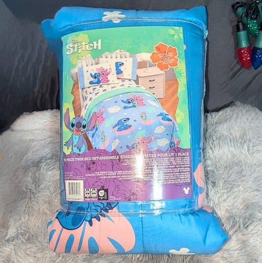 Disney Lilo and Stitch Twin Size Comforter Set - 4 Piece Bedding Set With Bonus Duffle Bag, New in package.