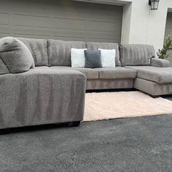 Huge Light Grey Sectional Couch Sofa From Ashley Furniture In Excellent Condition- FREE DELIVERY 🚛