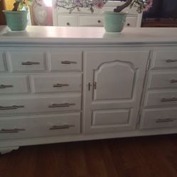 ELEGANT STYLE DRESSER 