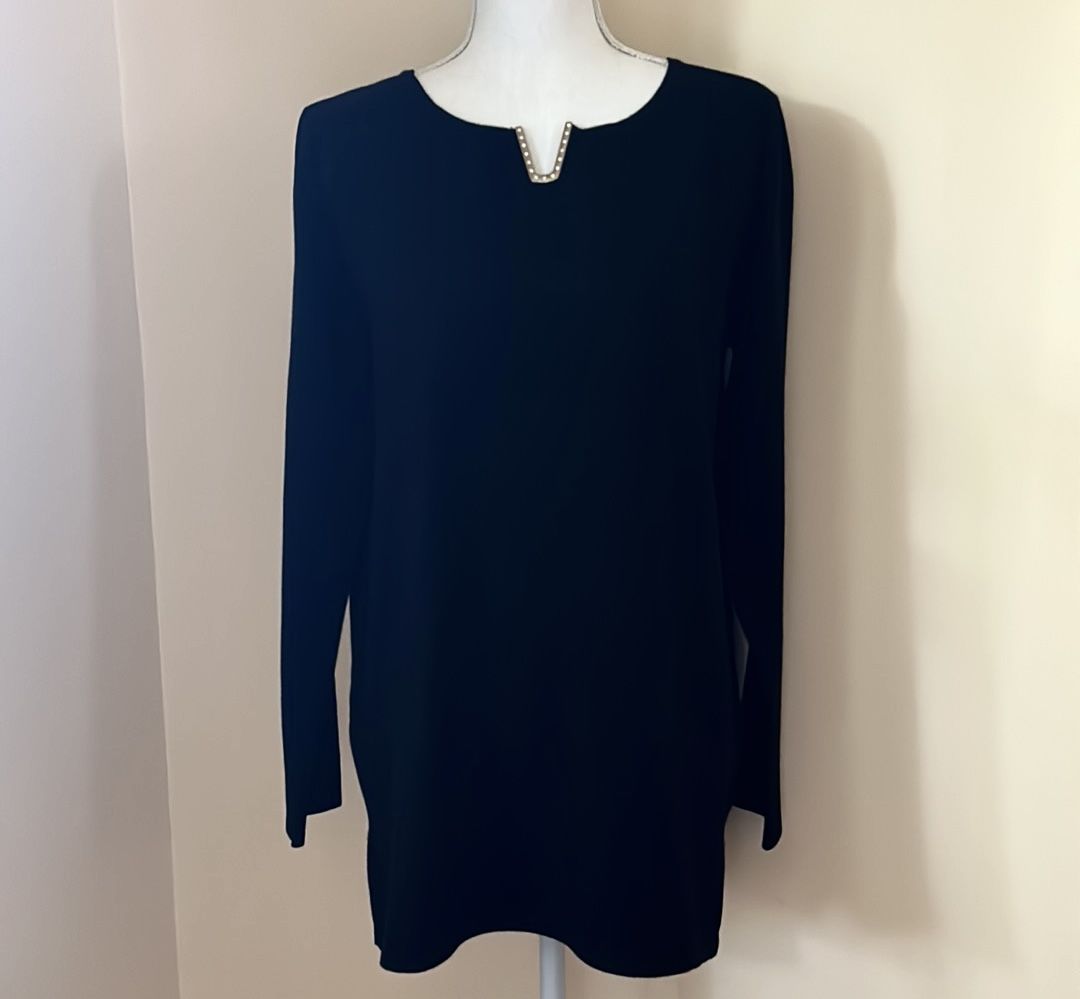 Cable & Gauge Tunic Top V-neck with Gold-tone Rhinestone Plaque; Black, Size L